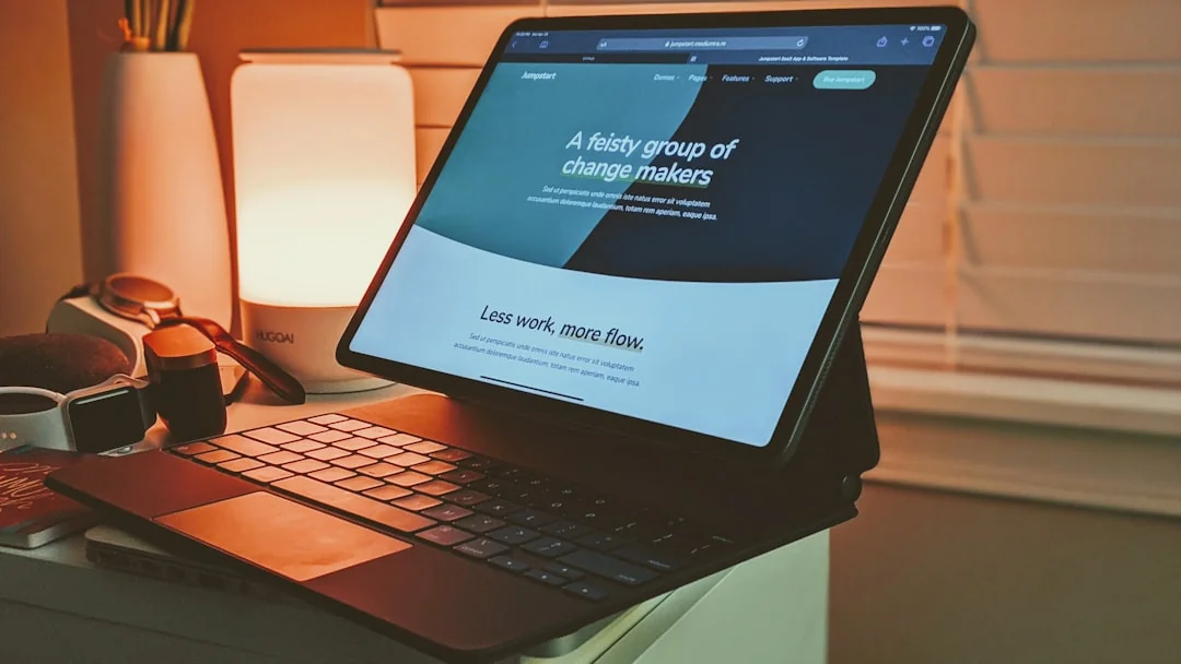 Un espace de travail contemporain présentant un ordinateur portable, une tablette et des smartphones, parfait pour un usage technologique et freelance.