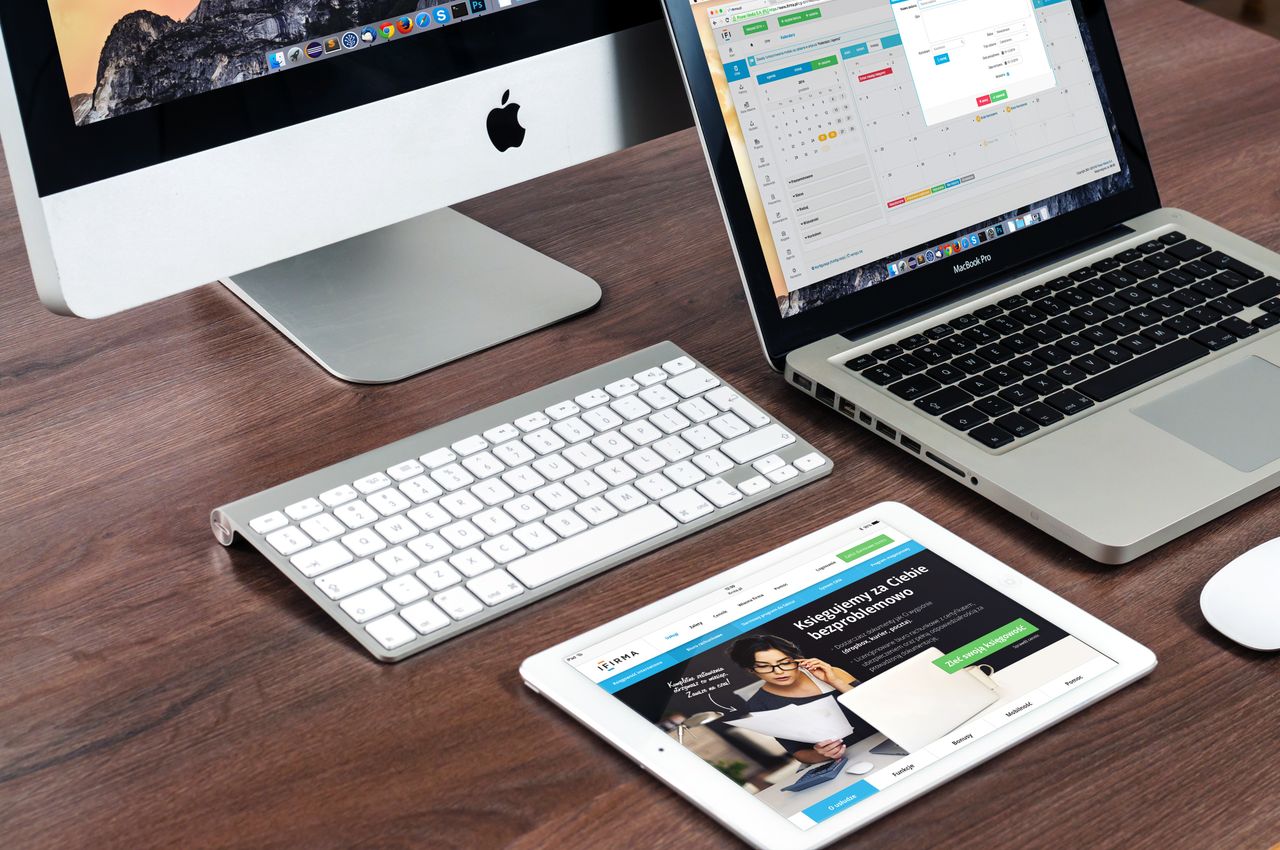 why-choose-us Un bureau élégant et épuré, équipé d’appareils Apple : iMac, MacBook et iPad.